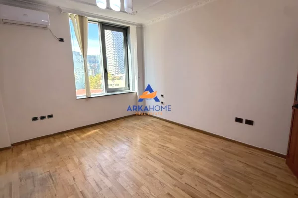 Shtepi ne shitje Apartament ne Tirane, 2+1, Mobilimi Bosh, pa mobiluar, Pagesa 432,000  Euro.