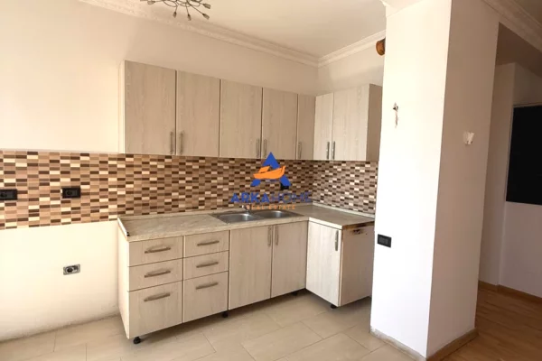 Shtepi ne shitje Apartament ne Tirane, 2+1, Mobilimi Bosh, pa mobiluar, Pagesa 432,000  Euro.