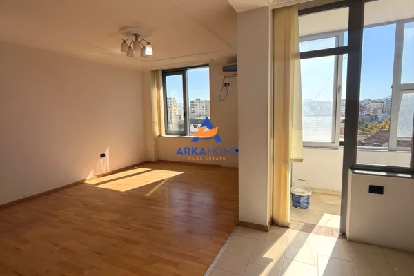 Shtepi ne shitje Apartament ne Tirane, 2+1, Mobilimi Bosh, pa mobiluar, Pagesa 432,000  Euro.