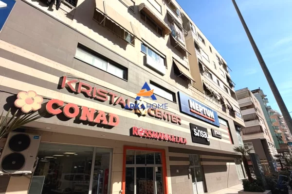 JEPET ME QERA AMBIENT BIZNESI 50 M2 "PRANE KRISTAL CENTER" 90.000 LEKE