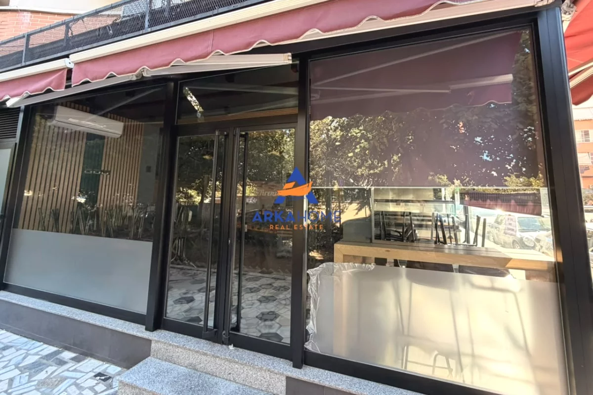 JEPET ME QERA AMBIENT BIZNESI 50 M2 "PRANE KRISTAL CENTER" 90.000 LEKE