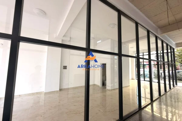 JEPET ME QERA AMBIENT BIZNESI 80 M2 "TE ISH-PARKU AUTOBUZAVE" 130000 LEKE