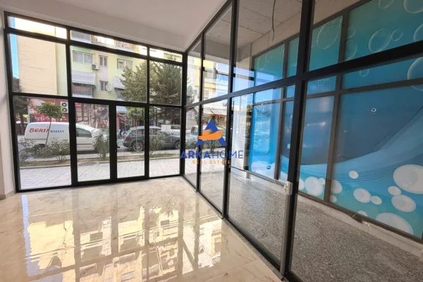 JEPET ME QERA AMBIENT BIZNESI 80 M2 "TE ISH-PARKU AUTOBUZAVE" 130000 LEKE
