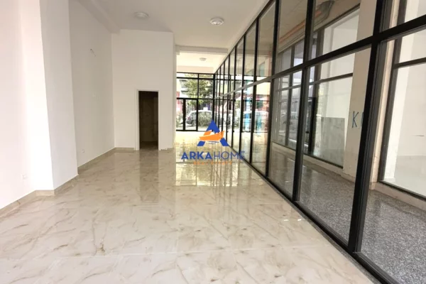 JEPET ME QERA AMBIENT BIZNESI 80 M2 "TE ISH-PARKU AUTOBUZAVE" 130000 LEKE