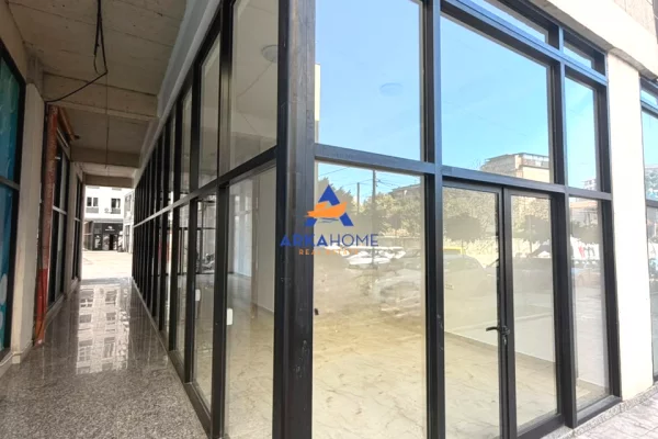 JEPET ME QERA AMBIENT BIZNESI 80 M2 "TE ISH-PARKU AUTOBUZAVE" 130000 LEKE