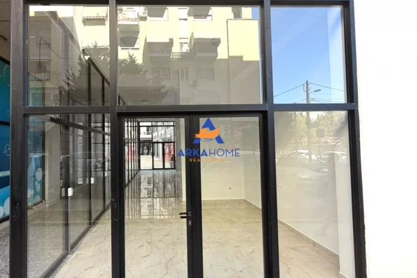 JEPET ME QERA AMBIENT BIZNESI 80 M2 "TE ISH-PARKU AUTOBUZAVE" 130000 LEKE