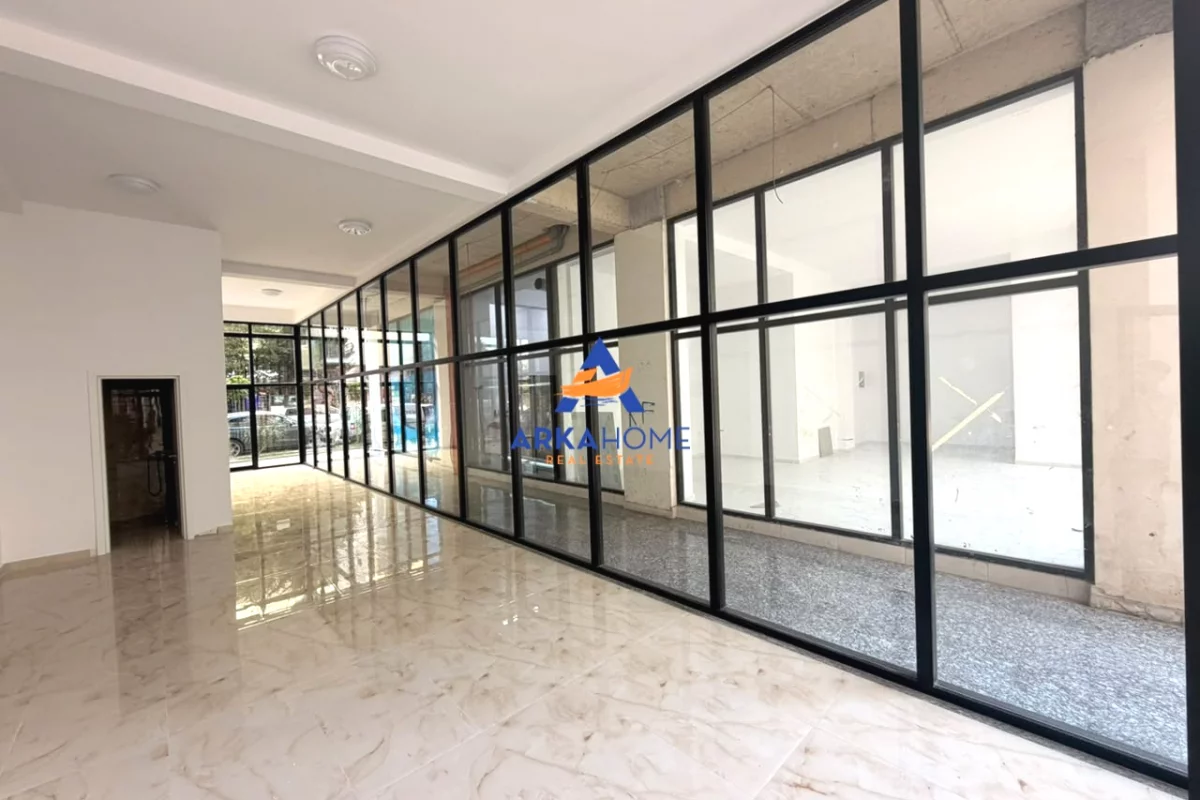 JEPET ME QERA AMBIENT BIZNESI 80 M2 "TE ISH-PARKU AUTOBUZAVE" 130000 LEKE