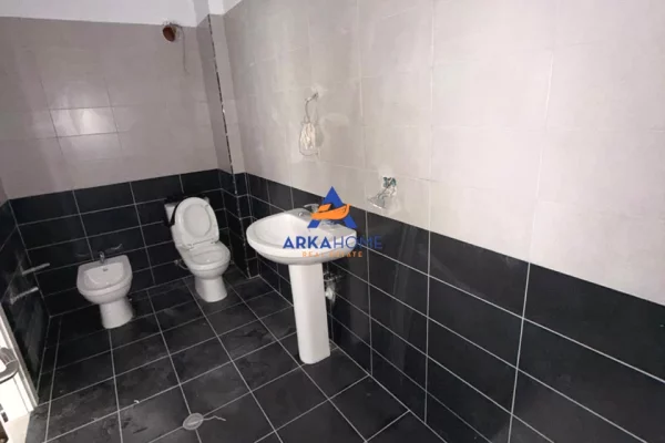 Shtepi ne shitje Apartament ne Tirane, 2+1, Mobilimi Bosh, pa mobiluar, Pagesa 147,702  Euro.