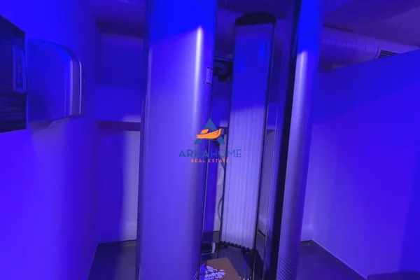 JEPET AMBIENT BIZNESI 130 M2 ME QERA "VASIL SHANTO,PRANE KRYQEZIMIT" 1500 EURO