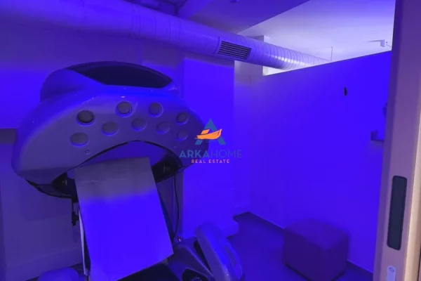 JEPET AMBIENT BIZNESI 130 M2 ME QERA "VASIL SHANTO,PRANE KRYQEZIMIT" 1500 EURO