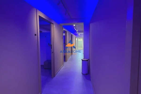 JEPET AMBIENT BIZNESI 130 M2 ME QERA "VASIL SHANTO,PRANE KRYQEZIMIT" 1500 EURO