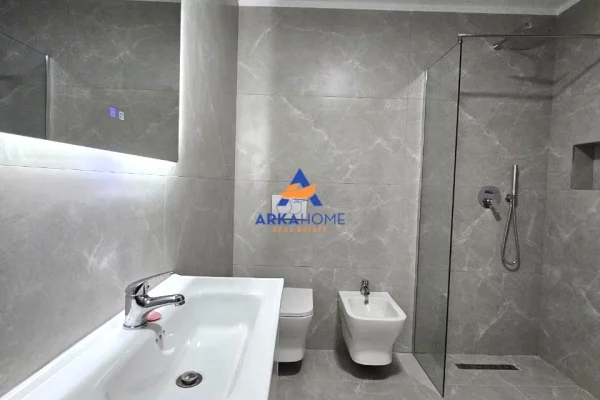 Shtepi ne shitje Apartament ne Tirane, 1+1, Mobilimi Bosh, pa mobiluar, Pagesa 170,000  Euro.