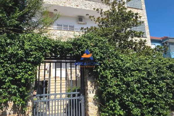 Shtepi ne shitje Vila Luksoze ne Tirane, 4+1, Mobilimi E mobiluar, Pagesa 560,000  Euro.