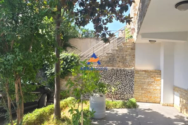 Shtepi ne shitje Vila Luksoze ne Tirane, 4+1, Mobilimi E mobiluar, Pagesa 560,000  Euro.