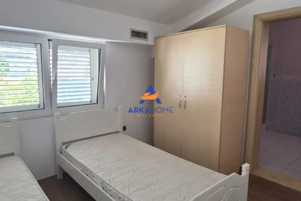 Shtepi ne shitje Vila Luksoze ne Tirane, 4+1, Mobilimi E mobiluar, Pagesa 560,000  Euro.