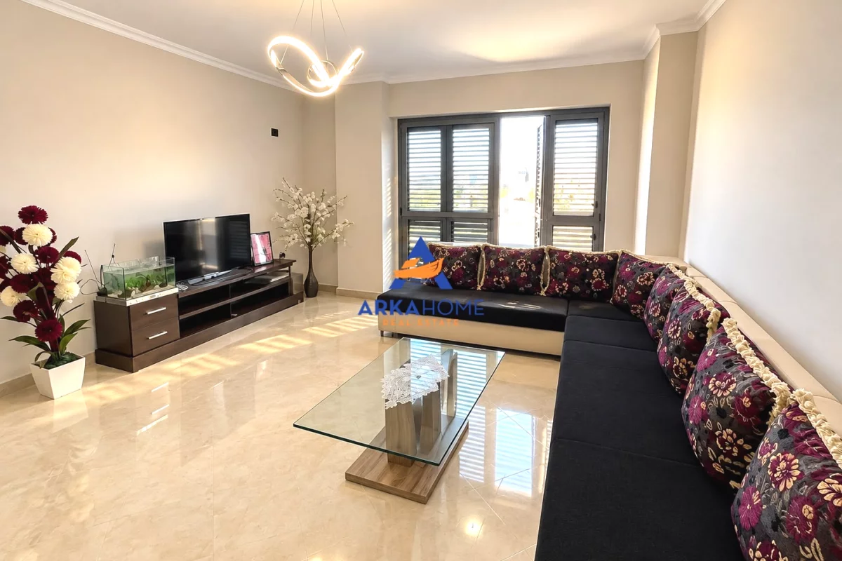 Shtepi ne shitje Apartament ne Tirane, 3+1, Mobilimi E mobiluar, Pagesa 270,000  Euro.