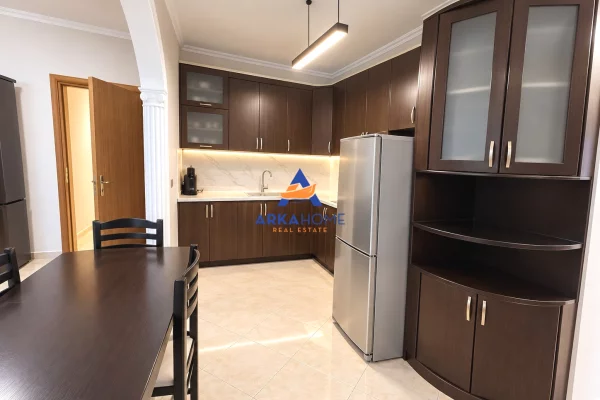 Shtepi ne shitje Apartament ne Tirane, 3+1, Mobilimi E mobiluar, Pagesa 270,000  Euro.