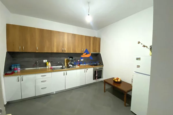 Shtepi ne shitje Apartament ne Tirane, 2+1, Mobilimi E mobiluar, Pagesa 147,702  Euro.