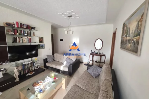 Shtepi me qera Apartament ne Tirane, 3+1, Mobilimi E mobiluar, Pagesa 2,000  Euro.