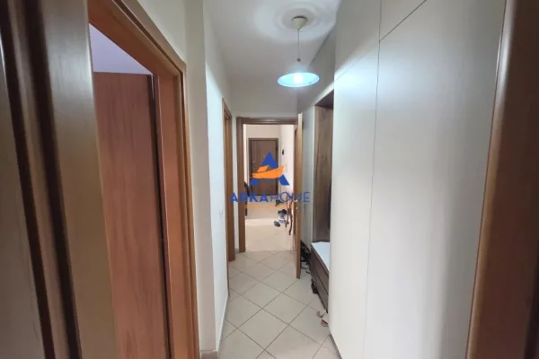 Shtepi me qera Apartament ne Tirane, 3+1, Mobilimi E mobiluar, Pagesa 2,000  Euro.