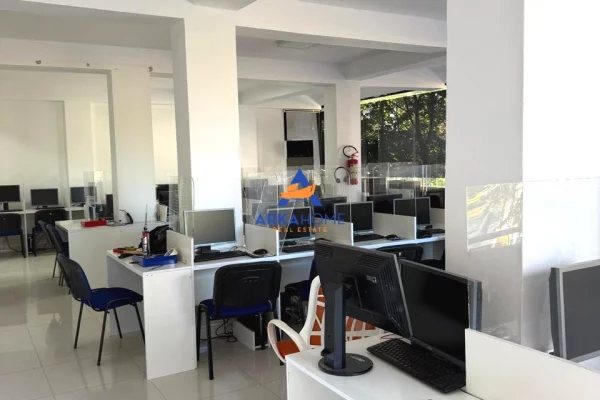 JEPET AMBIENT ME QIRA 180 M2 "RRUGA E DIBRES" 200.000 LEKE