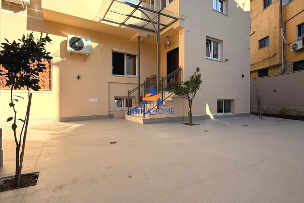 Shtepi me qera Vila Luksoze ne Tirane, 5+1, Mobilimi E mobiluar, Pagesa 2,307  Euro.