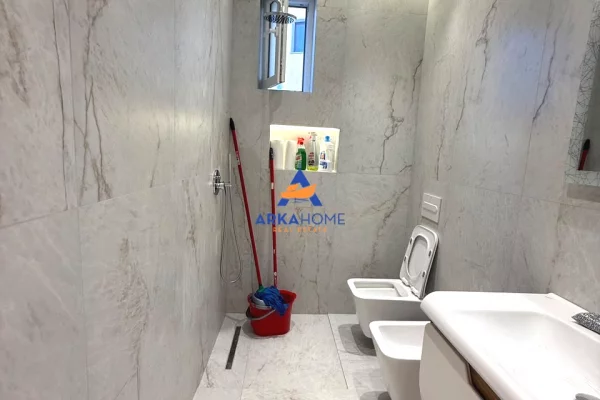 Shtepi me qera Vila Luksoze ne Tirane, 5+1, Mobilimi E mobiluar, Pagesa 2,307  Euro.