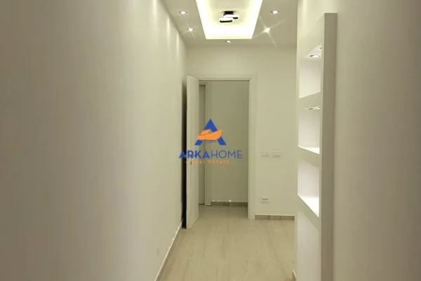 JEPET ZYRE ME QERA 108 M2 "RRUGA MARKO BOCARI, PERBALL LE BON" 140000 LEKE