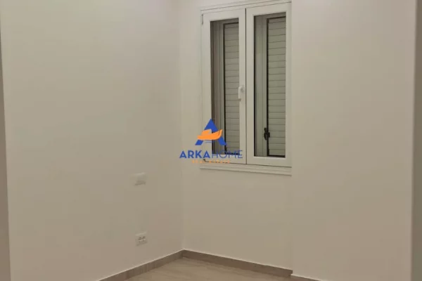 JEPET ZYRE ME QERA 108 M2 "RRUGA MARKO BOCARI, PERBALL LE BON" 140000 LEKE