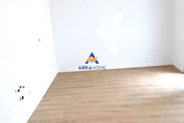JEPET ZYRE ME QERA 82 M2 "KOMUNA E PARISIT" 700 EURO