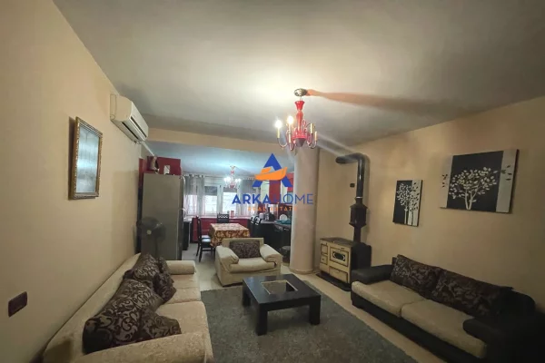 Shtepi me qera Apartament ne Tirane, 3+1, Mobilimi E mobiluar, Pagesa 806  Euro.