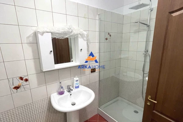 Shtepi me qera Apartament ne Tirane, 3+1, Mobilimi E mobiluar, Pagesa 806  Euro.