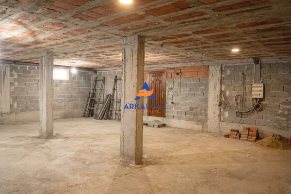 Ambient biznesi me qera 4+1 ne Tirane - 331 Euro