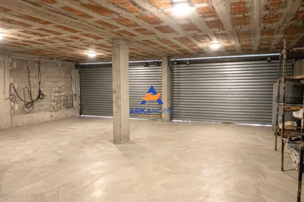 JEPET MAGAZIN ME QERA 125 M2 "URA INSTITUTIT" 30.000 LEKE