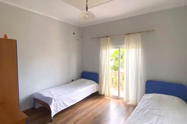Shtepi me qera Apartament ne Tirane, 2+1, Mobilimi E mobiluar, Pagesa 650  Euro.