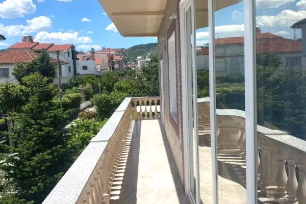 Shtepi me qera Apartament ne Tirane, 2+1, Mobilimi E mobiluar, Pagesa 650  Euro.