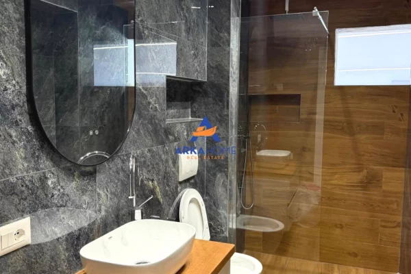 Shtepi me qera Apartament ne Tirane, 3+1, Mobilimi E mobiluar, Pagesa 885  Euro.