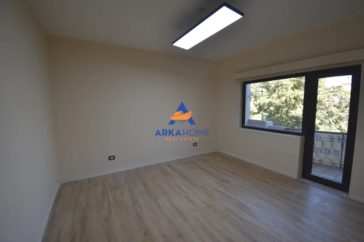 JEPET ME QIRA AMBIENT PER ZYRA / BIZNES 80M2 "BLLOK" 90.000 LEKE