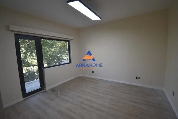 JEPET ME QIRA AMBIENT PER ZYRA / BIZNES 80M2 "BLLOK" 90.000 LEKE