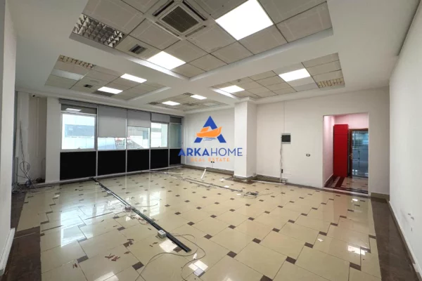 Ambient biznesi me qera 3+1 ne Tirane - 941 Euro