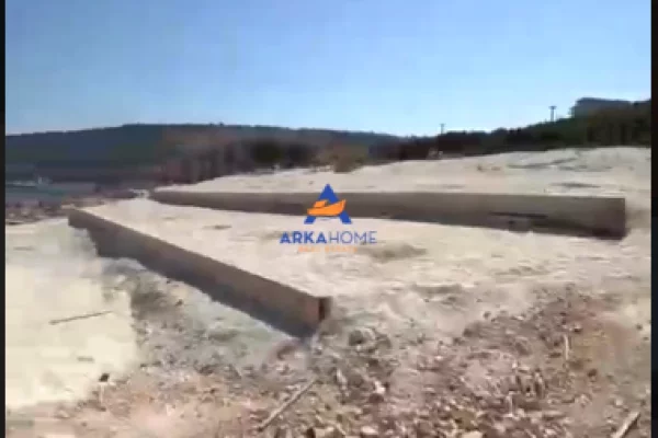JEPET LOKAL ME QERA 120 M2 "KSAMIL" 8000000 LEKE
