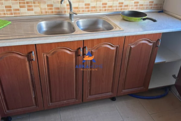 Shtepi me qera Apartament ne Tirane, 3+1, Mobilimi Pjeserisht e mobiluar, Pagesa 553  Euro.