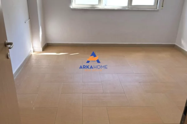 Shtepi me qera Apartament ne Tirane, 3+1, Mobilimi Pjeserisht e mobiluar, Pagesa 553  Euro.