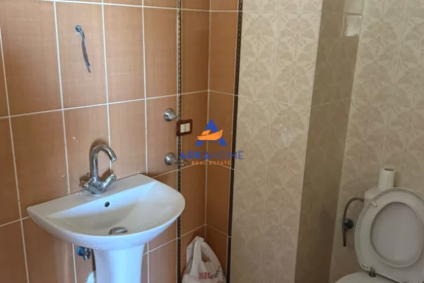 Shtepi me qera Apartament ne Tirane, 3+1, Mobilimi Pjeserisht e mobiluar, Pagesa 553  Euro.