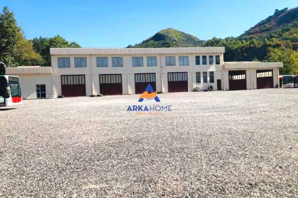 Ambiente Commerciale in Affitto 4+1 a Tirana - 7,500 Euro