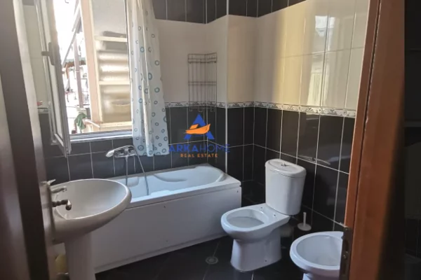 Shtepi me qera Apartament ne Tirane, 1+1, Mobilimi E mobiluar, Pagesa 553  Euro.