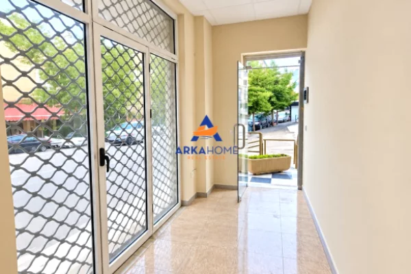 Ambiente Commerciale in Affitto 1+1 a Tirana - 884 Euro