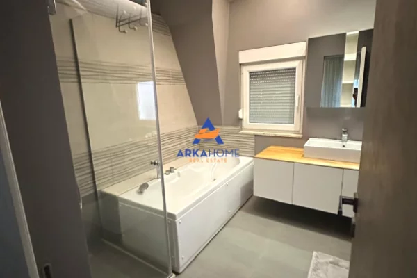 Shtepi me qera Vila Luksoze ne Tirane, 4+1, Mobilimi E mobiluar, Pagesa 2,212  Euro.