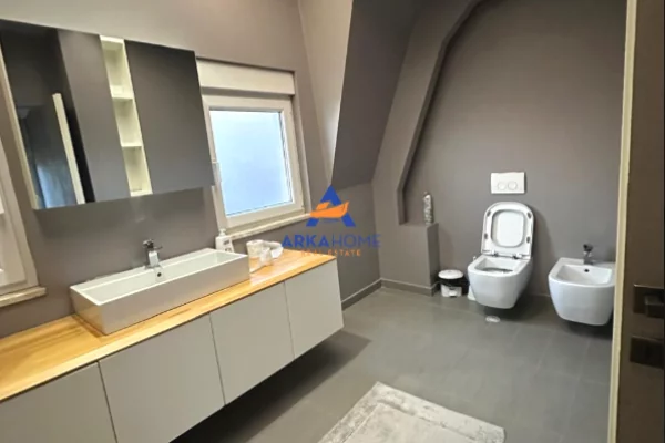 Shtepi me qera Vila Luksoze ne Tirane, 4+1, Mobilimi E mobiluar, Pagesa 2,212  Euro.