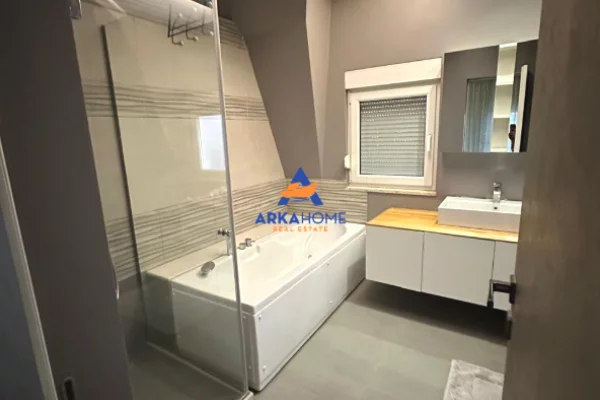 Shtepi ne shitje Vila Luksoze ne Tirane, 4+1, Mobilimi E mobiluar, Pagesa 995,575  Euro.